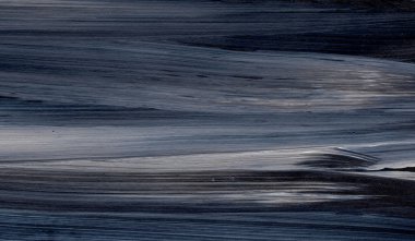 Yaratıcı siyah el boyası arka plan, duvar kağıdı, doku fırça darbeleriyle tuvale akrilik resmin yakın plan bir parçası. Modern sanat. Çağdaş sanat.