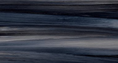 Yaratıcı siyah el boyası arka plan, duvar kağıdı, doku fırça darbeleriyle tuvale akrilik resmin yakın plan bir parçası. Modern sanat. Çağdaş sanat.