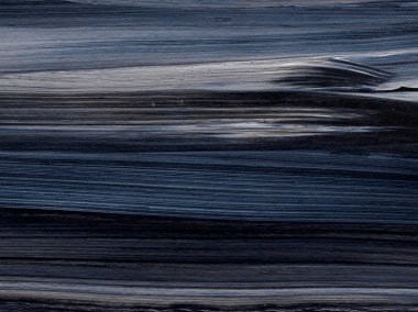 Yaratıcı siyah el boyası arka plan, duvar kağıdı, doku fırça darbeleriyle tuvale akrilik resmin yakın plan bir parçası. Modern sanat. Çağdaş sanat.