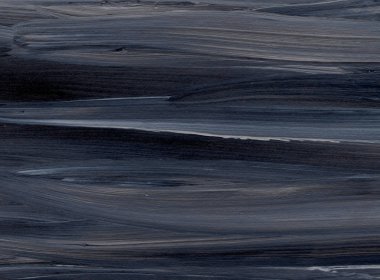 Yaratıcı siyah el boyası arka plan, duvar kağıdı, doku fırça darbeleriyle tuvale akrilik resmin yakın plan bir parçası. Modern sanat. Çağdaş sanat.