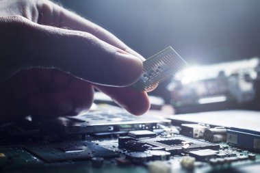 Cpu işlemci anakart soketine takın