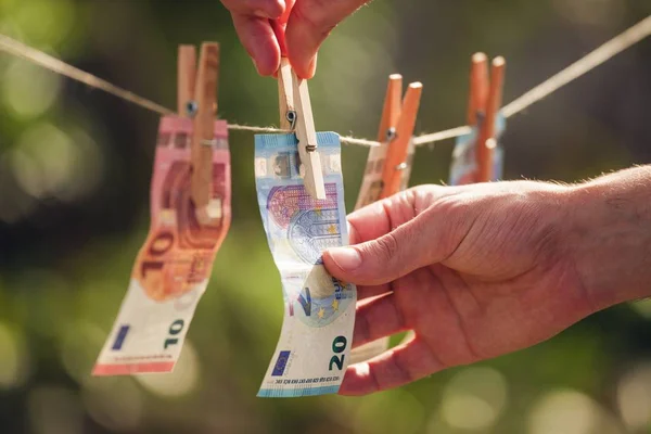 Wiszące euro rachunki na bielizny — Zdjęcie stockowe