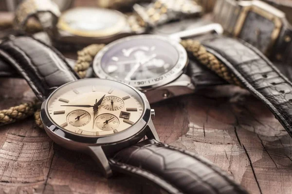 Mannen horloges op houten tafel Stockfoto