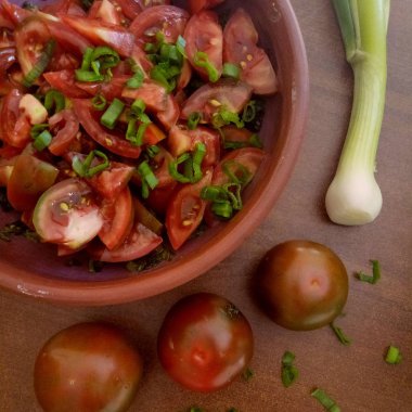 Taze soğanlı siyah domates salatası. 