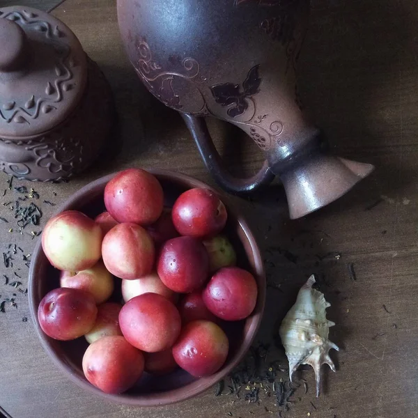 Kil tabakta taze nektarinler