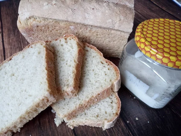 Pan de trigo casero con masa madre de leche . — Foto de Stock