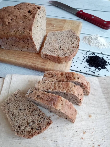 Pan de centeno casero con masa fermentada cortada en trozos —  Fotos de Stock