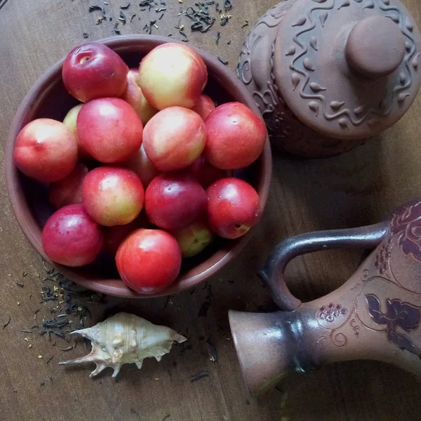 Kil tabakta taze nektarinler