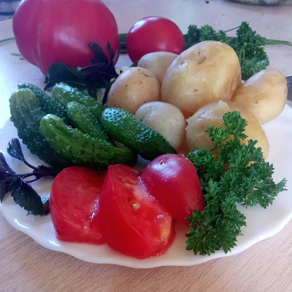 Rustieke Lunch van Jonge gekookte aardappelen en verse groenten — Stockfoto