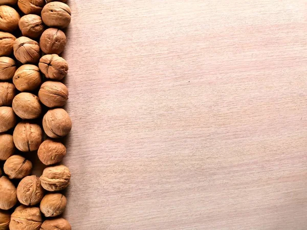 Вертикальная полоска грецких орехов на столе — стоковое фото