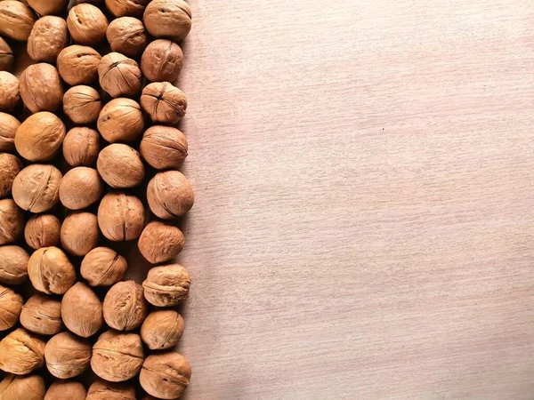 Masanın üzerinde yatay ceviz şeridi