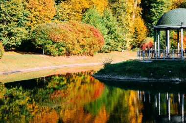 Çardak çevrili Park yeşillik sonbahar sonbahar
