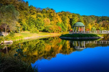 Çardak çevrili Park yeşillik sonbahar sonbahar