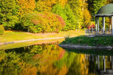 Çardak çevrili Park yeşillik sonbahar sonbahar
