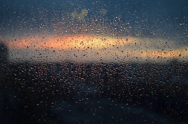 Gotas de lluvia sobre fondo de vidrio azul — Foto de Stock
