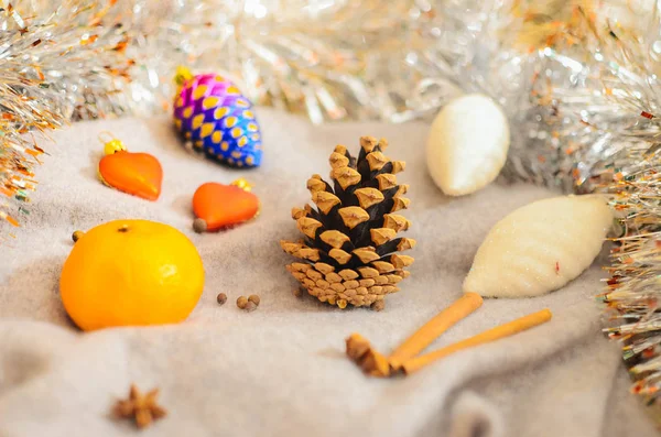 Decoración de Navidad con naranjas y conos — Foto de Stock
