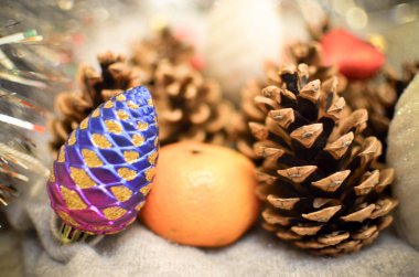 Portakal ve koni ile Noel dekorasyon