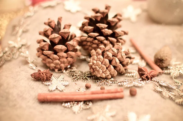 Рождественская композиция с мандаринами, сосновыми шишками, горсткой корицы и снежинками - декор — стоковое фото