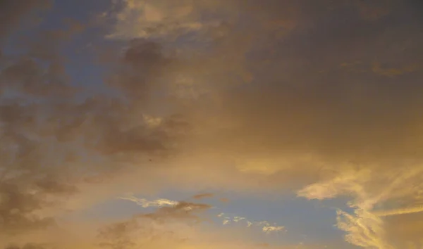 Beau ciel orangé orangé coucher de soleil — Photo