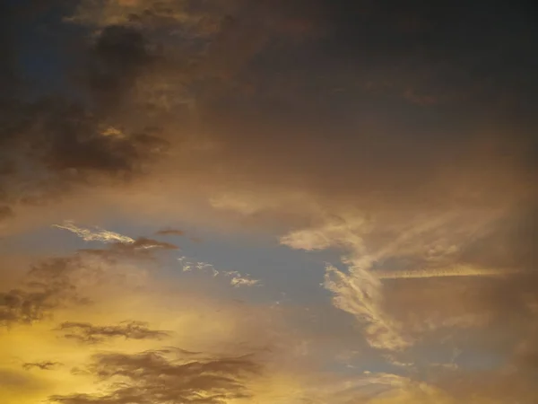 Hermoso cielo naranja ardiente puesta de sol —  Fotos de Stock