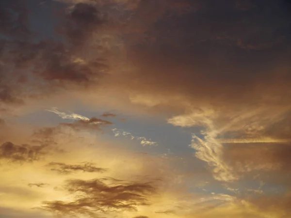 Hermoso cielo naranja ardiente puesta de sol —  Fotos de Stock