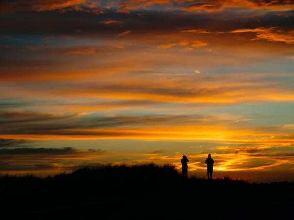Silhouette de personnes regardant la plage du coucher du soleil — Photo