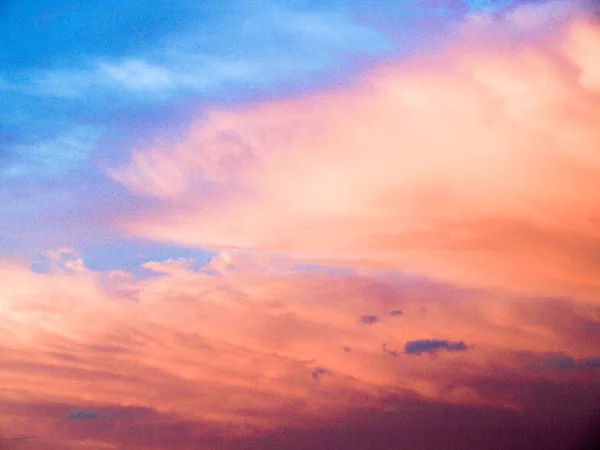 Beau ciel orangé orangé coucher de soleil — Photo