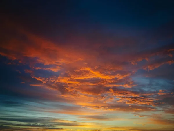 Beau ciel orangé orangé coucher de soleil — Photo