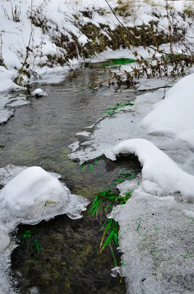 Río de invierno con nieve y hielo — Foto de Stock