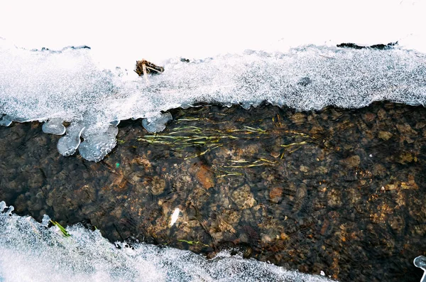 Ghiaccio al fiume d'inverno — Foto Stock