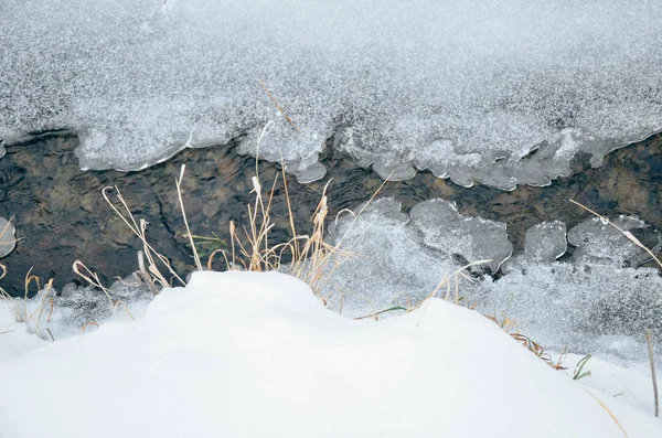 Ποταμού χειμώνα με χιόνι και πάγο — Φωτογραφία Αρχείου