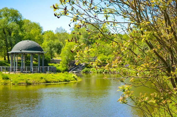 Gazebo ou alcova na costa do lago em Feofaniya, Ucrânia — Fotografia de Stock