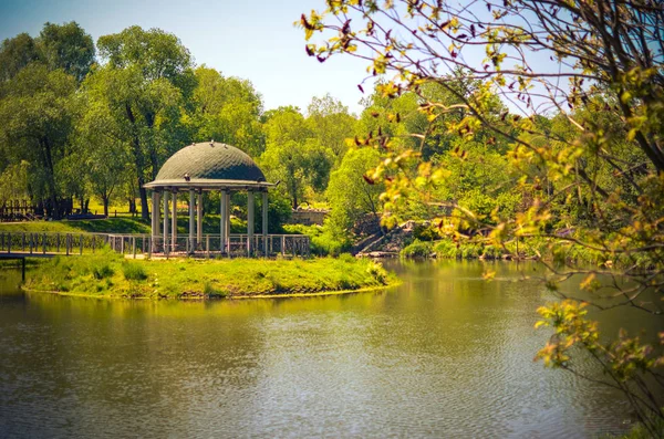 Gazebo ou alcova na costa do lago em Feofaniya, Ucrânia — Fotografia de Stock