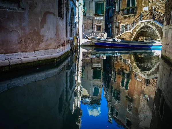 Casas y su reflejo en el agua en Venecia, Italia — Foto de Stock