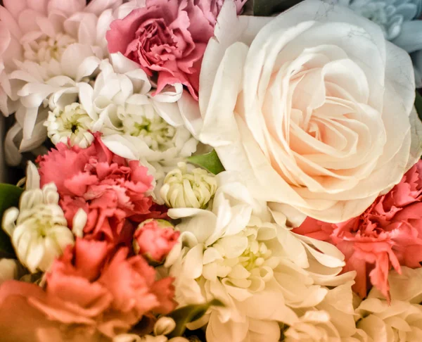 Mooi boeket van gemengde bloemen van chrysanten, kruidnagel en rozen — Stockfoto