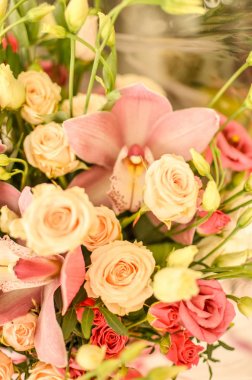 Orkide ve gül güzel bir arka plan üzerinde buket