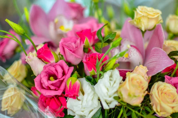 Boeket met orchideeën en rozen op een mooie achtergrond — Stockfoto