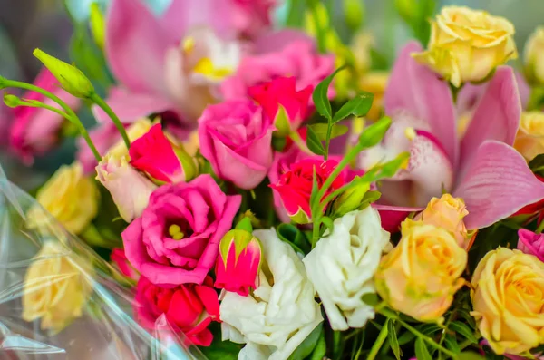 Boeket met orchideeën en rozen op een mooie achtergrond — Stockfoto