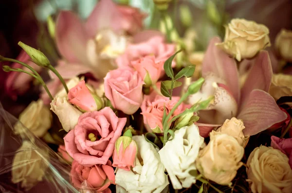 Boeket met orchideeën en rozen op een mooie achtergrond — Stockfoto