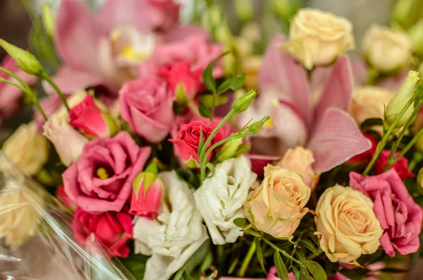 Bukiet ze storczyków i róże na tle pięknej — Zdjęcie stockowe