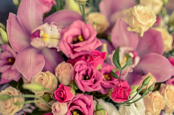 Bouquet with orchids and roses on a beautiful background — Stock Photo, Image
