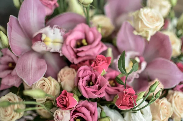 Boeket met orchideeën en rozen op een mooie achtergrond — Stockfoto