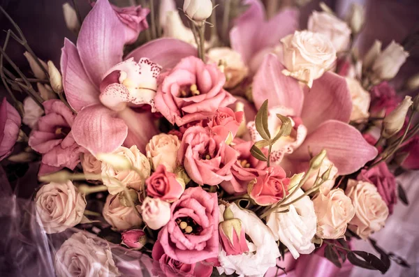 Boeket met orchideeën en rozen op een mooie achtergrond — Stockfoto