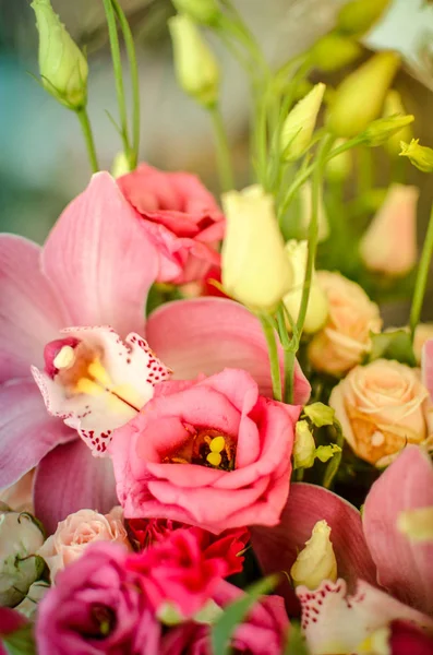 Boeket met orchideeën en rozen op een mooie achtergrond — Stockfoto