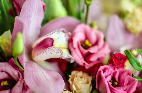 Boeket met orchideeën en rozen op een mooie achtergrond — Stockfoto