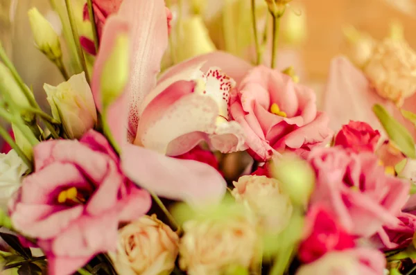 Bukiet ze storczyków i róże na tle pięknej — Zdjęcie stockowe