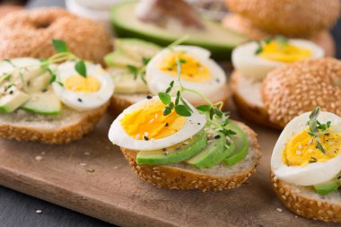 Avokado ve yumurtalı sandviç.