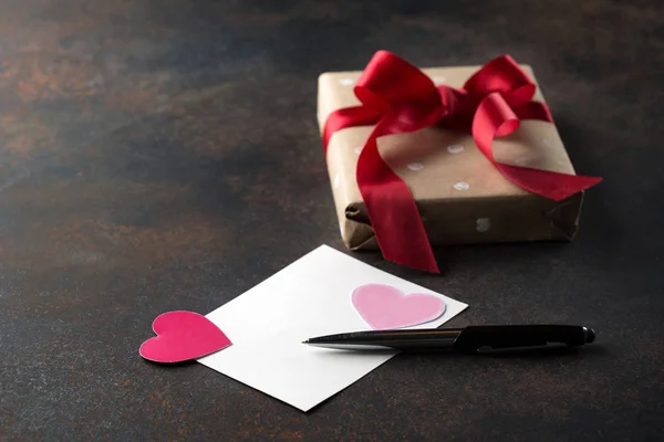 Cartão de saudação em branco e corações rosa — Fotografia de Stock