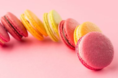 Tatlı badem kurabiyeleri pembe arka planda