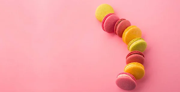Zoete macarons op roze achtergrond — Stockfoto